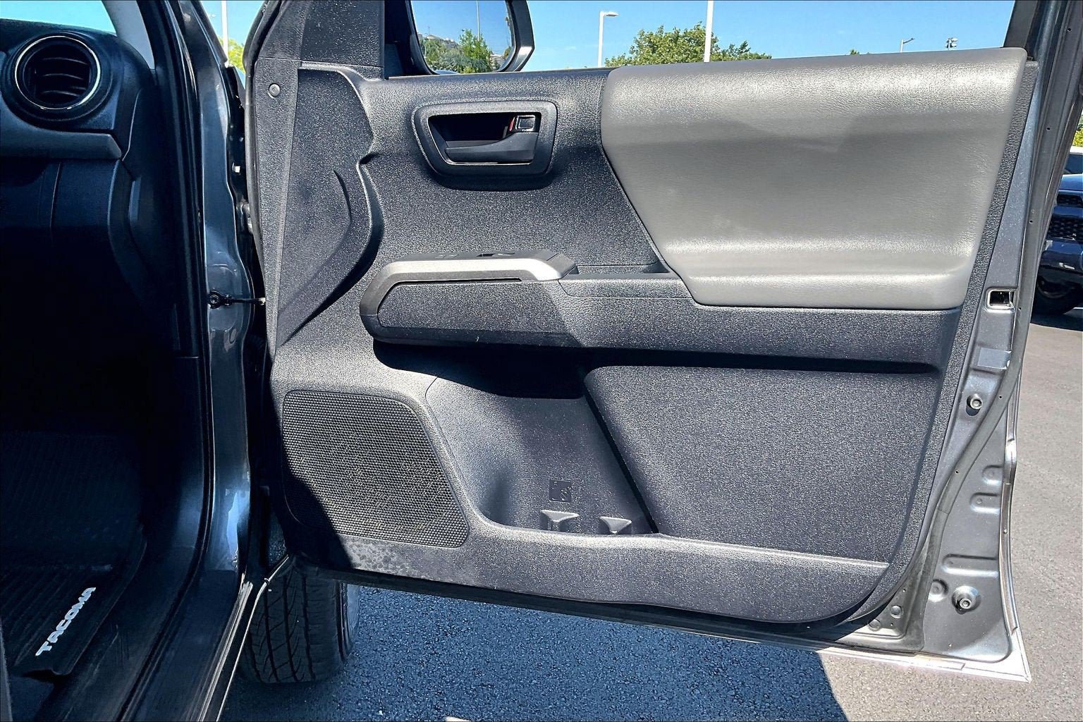 Used 2020 Toyota Tacoma SR5 w/ SR5 Appearance Package (SM) AWD/4WD image 22