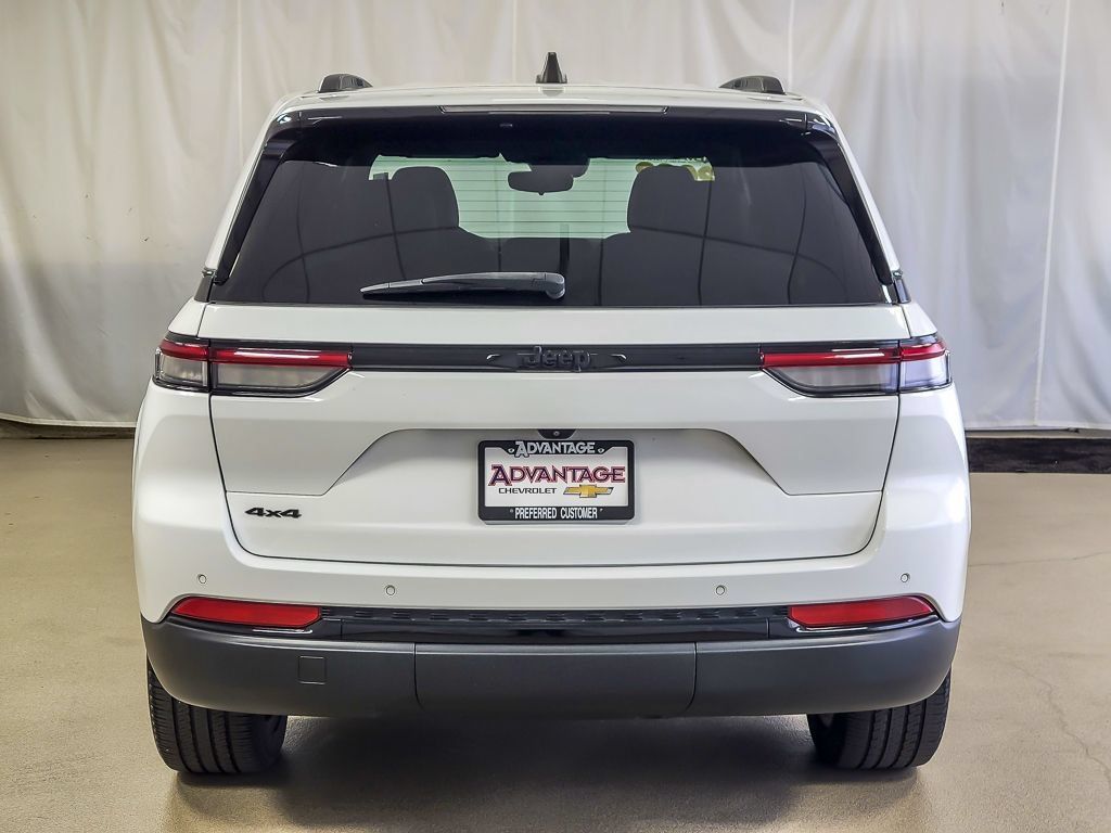 Used 2023 Jeep Grand Cherokee Altitude AWD/4WD image 6