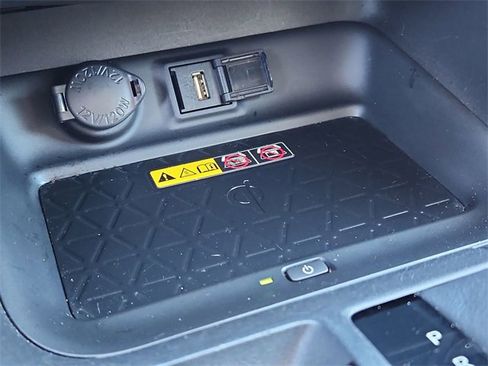 Used 2022 Toyota RAV4 XLE Premium image 24