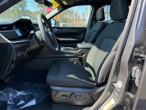 Used 2025 Jeep Grand Cherokee L Laredo image 13