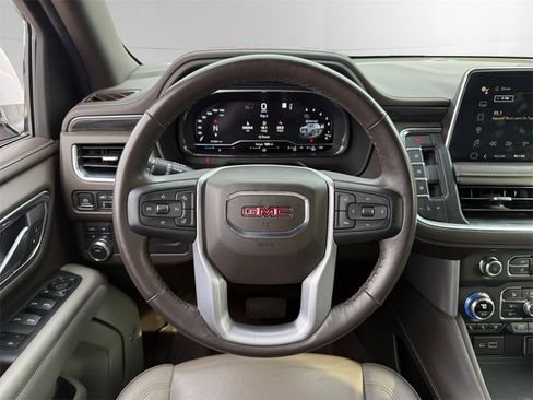 Used 2022 GMC Yukon XL SLT w/ SLT Premium Package image 12