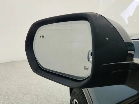 Used 2025 Chevrolet Traverse High Country FWD image 24