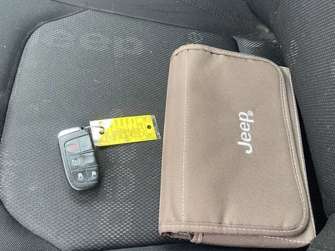 Used 2017 Jeep Renegade Sport w/ Power & Air Group image 16