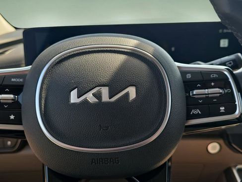 Used 2025 Kia Carnival FWD image 11