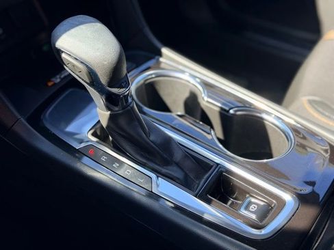 Used 2023 Chevrolet Equinox Premier image 17