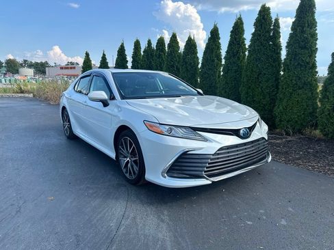 Certified 2022 Toyota Camry XLE w/ Navigation Upgrade Package FWD image 2