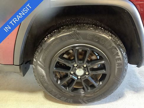 Used 2018 Jeep Grand Cherokee Laredo AWD/4WD image 10