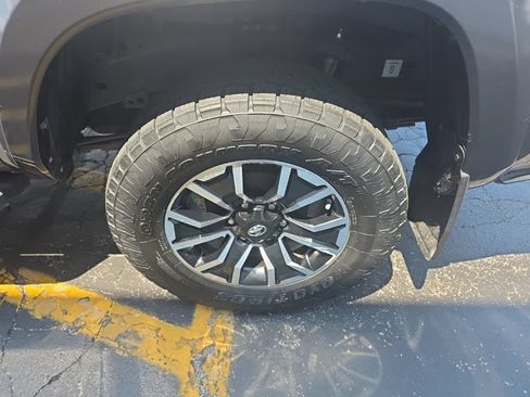 Used 2021 Toyota Tacoma TRD Sport AWD/4WD image 12