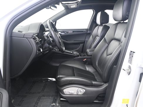 Certified 2022 Porsche Macan AWD/4WD image 29