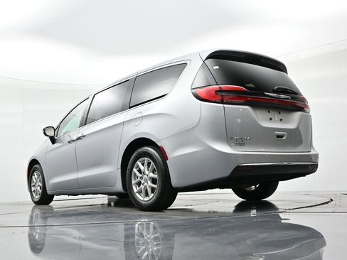 Used 2024 Chrysler Pacifica Touring-L FWD image 18