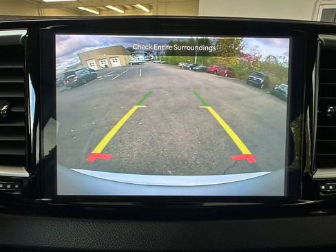 Certified 2024 Chrysler Pacifica Touring-L image 6