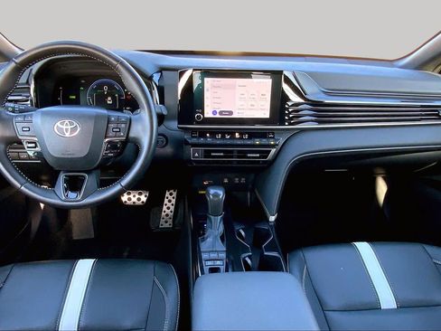 Used 2025 Toyota Camry SE FWD image 16