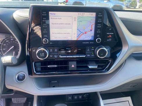 Used 2020 Toyota Highlander XLE image 11