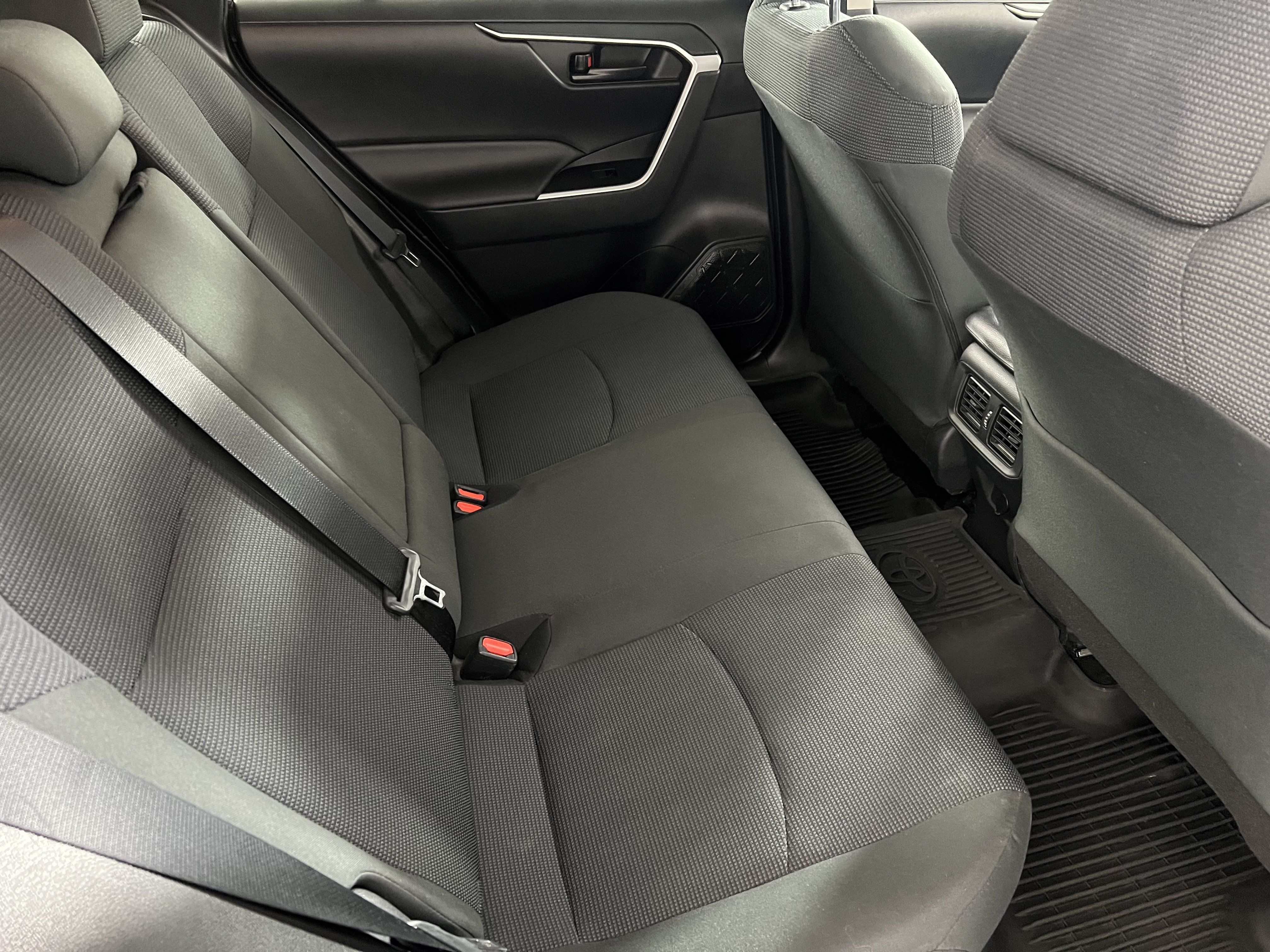 Used 2021 Toyota RAV4 LE AWD/4WD image 23
