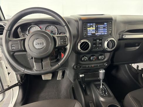 Used 2018 Jeep Wrangler Unlimited Sahara AWD/4WD image 3