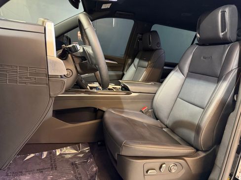 Used 2025 Cadillac Escalade ESV Luxury RWD image 4