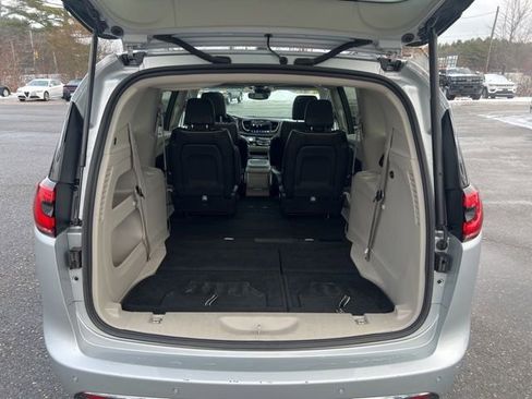 Used 2023 Chrysler Pacifica Limited image 18