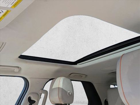 Used 2019 Land Rover Discovery HSE image 15