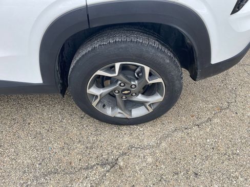 Used 2025 Chevrolet Trax LT image 30