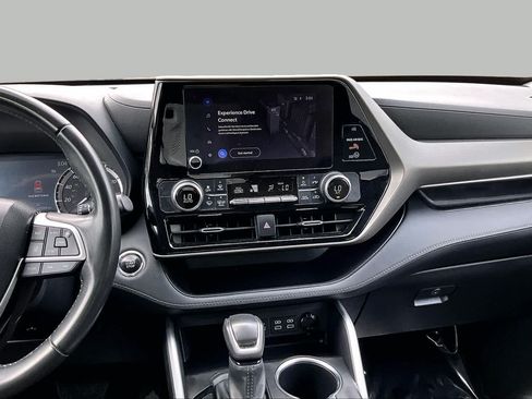 Used 2023 Toyota Highlander LE FWD image 7