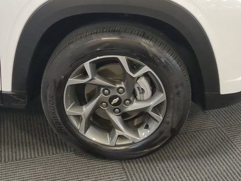 Used 2025 Chevrolet Trax LT w/ LT Convenience Package image 10