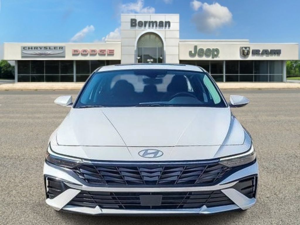 Used 2025 Hyundai Elantra SEL FWD image 8