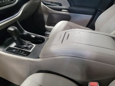 Used 2018 Toyota Highlander LE FWD image 26