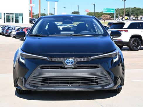 Used 2025 Toyota Corolla LE FWD image 2