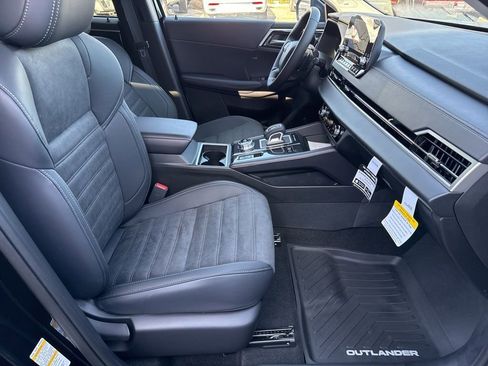 New 2025 Mitsubishi Outlander SE image 24