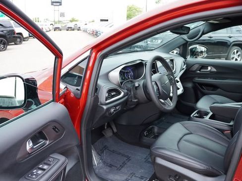 Used 2025 Chrysler Pacifica Select AWD/4WD image 14