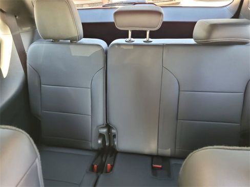 Used 2025 Chevrolet Traverse LT image 14