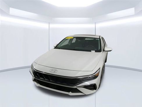 Used 2025 Hyundai Elantra SEL FWD image 4