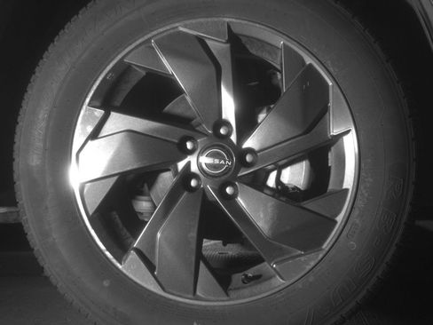 Used 2025 Nissan Rogue SV AWD/4WD image 16