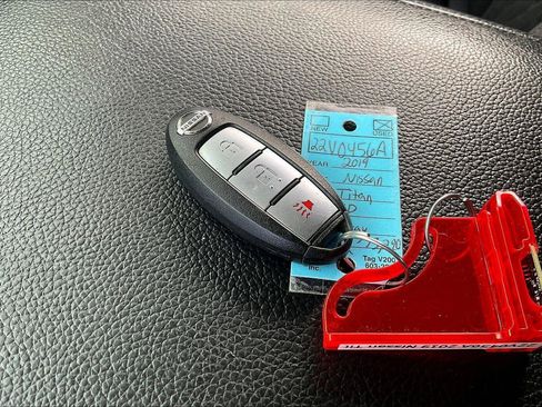 Used 2019 Nissan Titan SV w/ SV Convenience Package image 10