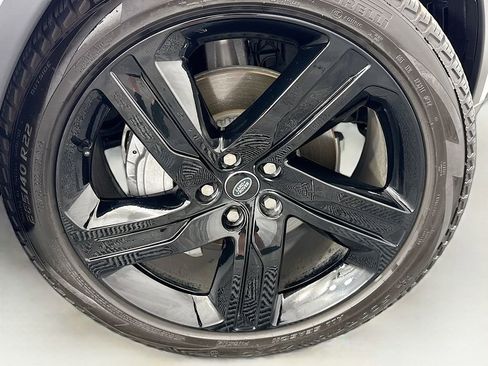 Certified 2025 Land Rover Discovery S image 31