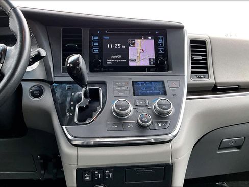 Used 2017 Toyota Sienna XLE image 36