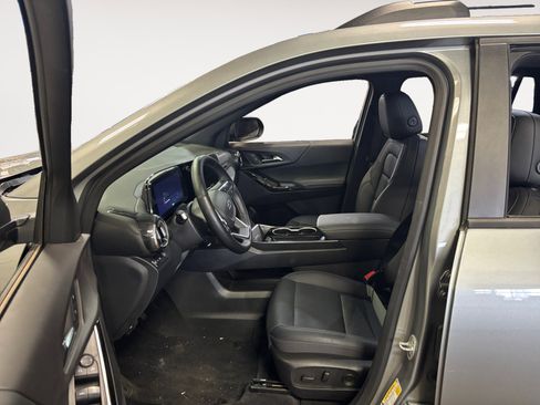 Used 2025 Chevrolet Equinox LT w/ Convenience Package II image 9