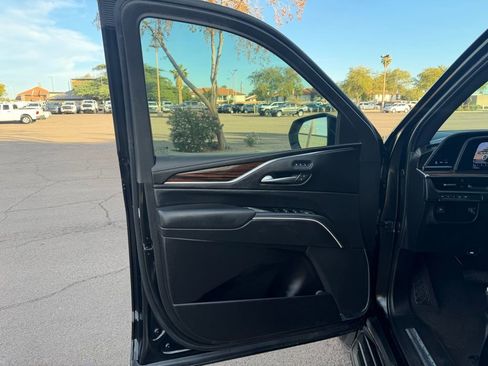 Used 2023 Cadillac Escalade Premium Luxury image 22