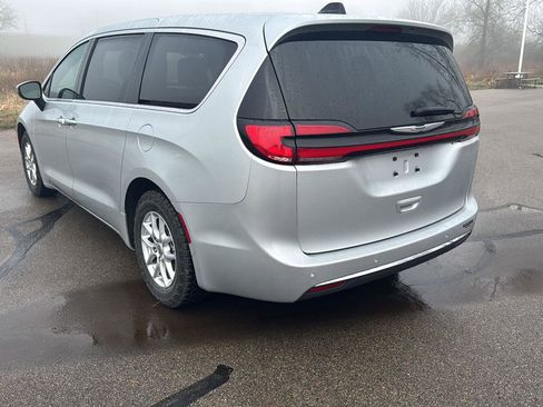 Used 2023 Chrysler Pacifica Touring image 3