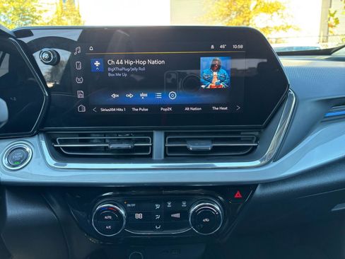 Used 2025 Chevrolet Trax LT image 18