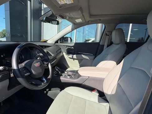 Used 2023 Cadillac XT4 Luxury w/ Cold Weather Package AWD/4WD image 11