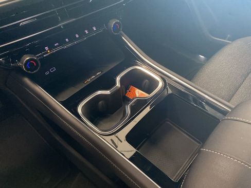 Used 2025 Chevrolet Traverse LT image 30