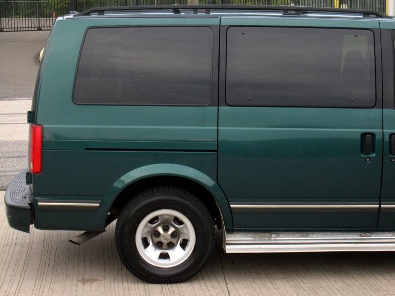 Used 1998 Chevrolet Astro AWD Passenger image 12