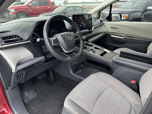 Used 2021 Toyota Sienna LE image 9