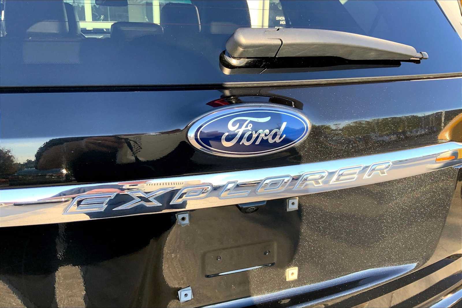 Used 2015 Ford Explorer Limited w/ Equipment Group 302A AWD/4WD image 32