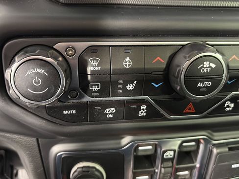 Used 2021 Jeep Wrangler Unlimited Rubicon w/ Dual Top Group AWD/4WD image 38