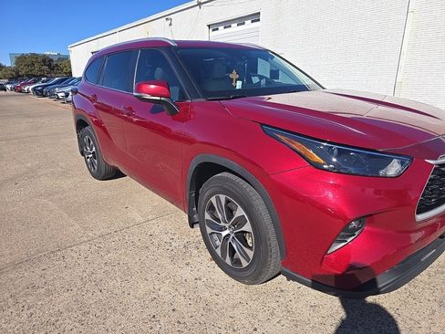 Used 2023 Toyota Highlander XLE image 2
