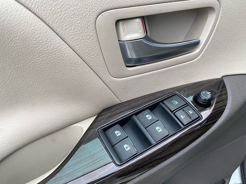 Used 2017 Toyota Sienna XLE w/ XLE Navigation Package FWD image 10