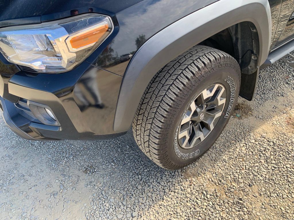 Used 2020 Toyota Tacoma TRD Off-Road w/ Technology Package RWD image 2