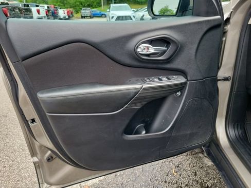 Used 2017 Jeep Cherokee Latitude AWD/4WD image 17